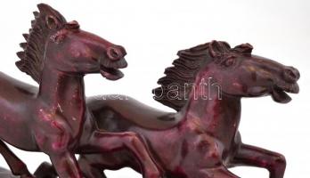 Vágtató lovak. Kínai zsírkő faragott szobor. 27x16 cm