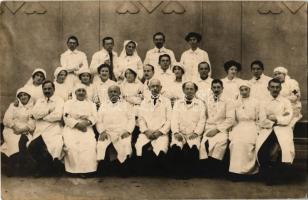 1915 Budapest XII. Márvány utcai hadikórház, orvosok, ápolók és nővérek csoportképe. photo