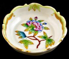 Herendi Viktória porcelán tálka és váza. Kézzel festett, jelzett, kopásokkal. d: 8 cm, m: 9 cm