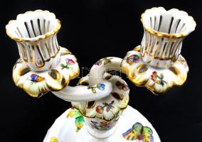 Herendi Viktória mintás gyertyatartó pár. Kézzel festett, jelzett, az egyik gyertya résznél kis repe...