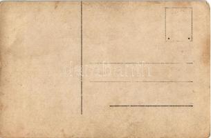 Osztrák-magyar matrózok hegedűvel és gitárral egy hadihajó fedélzetén, mögöttük a Cs. és Kir. Hadite...