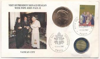 Vatikán 1987. 2000L bimetál + Cu emlékérme (33,5mm) Ronald Reagan látogatása II. János Pálnál felbélyegzett borítékban, bélyegzéssel T:1,2  Vatican 1987. 2000 Lire bimetallic + Cu commemorative coin (33,5mm) Visit of president Ronald Reagan with pope John Paul II in envelope with stamp and cancellation C:UNC,XF
