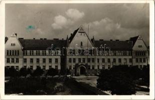 1943 Gyergyószentmiklós, Gheorgheni; M. kir. állami gimnázium. Lőrincz István fényképész felvétele / high school (fa)