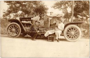 1913 Máriabesnyő (Gödöllő), Autószerelő munkában a sofőrrel / car mechanic at work with the chauffeur of the automobile. photo