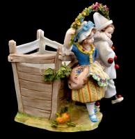 Capodimonte kosárka gyermek párral. Kézzel festett, jelzett, minimális lepattanással a virágon 19,5 ...