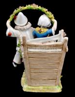 Capodimonte kosárka gyermek párral. Kézzel festett, jelzett, minimális lepattanással a virágon 19,5 ...