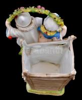 Capodimonte kosárka gyermek párral. Kézzel festett, jelzett, minimális lepattanással a virágon 19,5 ...