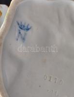 Capodimonte kosárka gyermek párral. Kézzel festett, jelzett, minimális lepattanással a virágon 19,5 ...