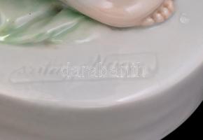 Herendi nagy méretű fésülködő akt. Formaterv: Szilágyi Nagy István. Kézzel festett, jelzett, hibátla...