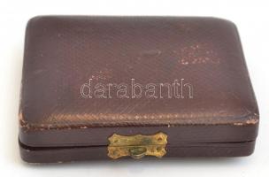 14 K női arany zsebóra. Jelzett, szép, működő állapotban, tokkal. Dupla fedeles. / Women's watc...