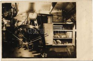 Osztrák-magyar tengeralattjáró belső, kormányszerkezet a gépházban / K.u.K. Kriegsmarine Unterseeboot / WWI Austro-Hungarian Navy submarine interior, wheel in the engine house. photo