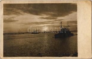 1917 K.u.K. Kriegsmarine Sonnenuntergang / Osztrák-magyar csatahajók lehorgonyozva naplementében / WWI Austro-Hungarian Navy warships in sunset. photo