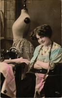 1908 Seamstress lady, sewing machine. 1847/48.