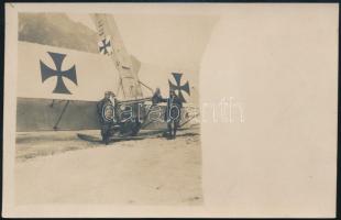 cca 1915 Osztrák.magyar pilóták lezuhant repülő mellett. Fótólap / K.u.k. pilots with plane. Photo Postcard.