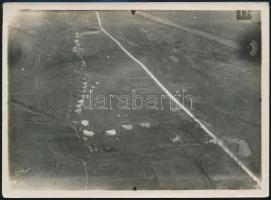 cca 1917 Osztrák.magyar légierői pilótái a perginei hangárban. Fotó / K.u.k. airforce hangar Peregine with pilots. 18x13 cm
