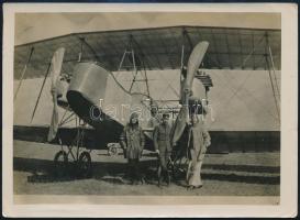 cca 1917 Osztrák.magyar légierői pilótái repülővel Fotó / K.u.k. airforce pilots. 18x13 cm