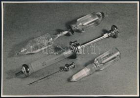 cca 1934 Kinszki Imre (1901-1945) budapesti fotóművész hagyatékából, pecséttel jelzett vintage fotó (Orvosi eszközök), 11,5x16,5 cm