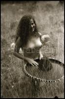 cca 1976 Piroska kis kalandja az erdőben a farkassal, szolidan erotikus felvételek, 25 db vintage NE...