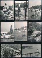 cca 1975 Naturalista életérzés, nudisták vízparton, 13 db vintage fotó, 9x6 cm