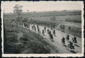 cca 1940 Nagyvárad előtt, kerékpáros katonai alakulat, feliratozott vintage fotó, Badár Balázs mezőtúri fazekas családi fotógyűjteményéből, 6x8,5 cm