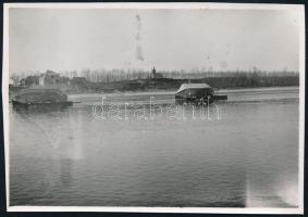 cca 1930 Hajómalmok a Tiszán, 1 db vintage fotó Badár Balázs mezőtúri fazekas családi fotógyűjteményéből, 5,8x8,3 cm / water mills