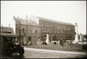 Automobilok vegyes tétele, eltérő időpontokban és különféle helyszíneken készült 13 db vintage fotó ...