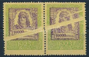 1923 10 000 K illetékbélyeg pár óriási, mindkét bélyegen átfutó papírránccal