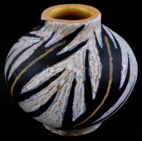 Gorka Lívia (1925-2011): Fehér-fekete halas öblös váza, festett mázas kerámia, jelzett, hibátlan, m: 8,5 cm