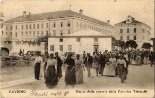 Rovinj, Rovigno; Uscita delle operaie dalla Fabbrica Tabacchi / workers leaving the tobacco factory / munkások elhagyják a dohánygyárat  (EB)