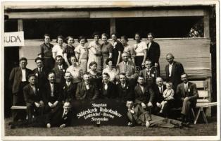 Lednicróna, Lednicz-Rovne, Lednicz-Rownye, Lednické Rovne; Skupina Sklárskych Robotníkov / Üvegmunkások csoportja / Group Of Glass Workers. Foto G. Supková, photo (fl)