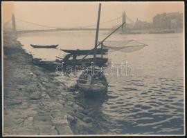 cca 1930 Budapest, halászcsónakok a Dunán, háttérben az Erzsébet híd, fotó, kissé foltos, 17×22,5 cm