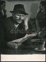 cca 1955 Sziklai Dezső (1910-1997): Munkásszállásban, szociofotó, feliratozva, 24×17,5 cm