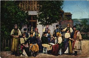 1917 Bánffyhunyad, Huedin; csoport, fonó lányok. Vasúti levelezőlapárusítás 1916. / folklore, spinning women (EK)