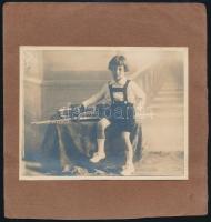 cca 1920 Kisfiú vasútmodellel, kartonra kasírozott fotó, 9,5×12,5 cm