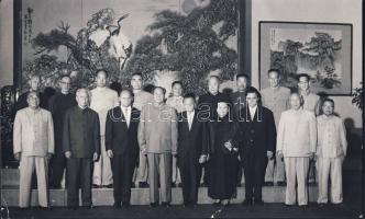 cca 1975 Mao ce Tung kínai politikusokkal korabeli fotón (kis szakadás)