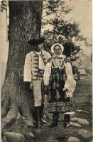 1913 Tót népviseletek: Férfi és nő Oszadán (Liptó m.). Sochán P. 1910. 182. / Slovakian folklore from Liptovská Osada (EK)