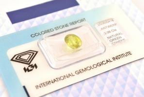 Szfén / Titanit 3,06 K ovális csiszolású. Tanúsítvánnyal, leírással / Sphene 3,06 K. Oval mixed cut....