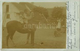 Nagytopoly, Nagy-Topolovec, Topolovatu Mare; ló gyerekekkel a családi udvarban / horse with children. photo (EB)