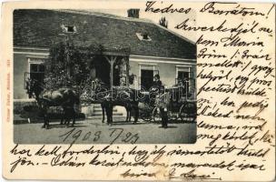 1903 Zalaegerszeg (?), négyfioatú lovashintó kúria előtt (EK)