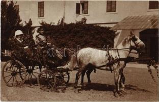 1910 Budapest, lovaskocsis kirándulás a karabukai erdőbe. photo (EK)