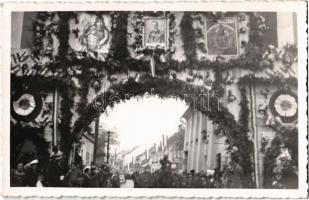 1938 Rozsnyó, Roznava; bevonulás, feldíszített Diadalkapu Horthy Miklós arcképével / entry of the Hungarian troops, decorated triumphal arch with the portrait of Horthy. photo