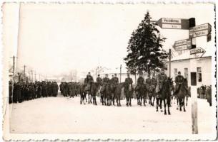 1940 Felsővisó, Viseu de Sus; Bevonulás Beszterce felé télen, lovas katonák / entry of the Hungarian troops in winter towards Bistrita. photo (fa)