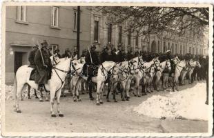 1924 Sopron, Limanowa-i csata emlékére készült szobor avatási ünnepsége díszkivonulással télen, lovas katonák a Deák téren. photo