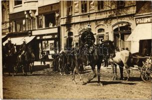 1912 Árpatarló, Ruma; utca, piac, üzletek, lovas díszkatonák / street, market, shops, cavalrymen, horses. photo