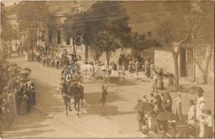 Nagybecskerek, Zrenjanin, Veliki Beckerek; utcakép, sérült katonák hazaérkezése lovaskocsikon a harcmezőről / street view, injured soldiers returning back from the battlefield, horse carts. photo. phot. Oldal, photo