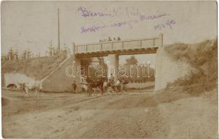 1913 Barátos, Brates (Háromszék vármegye); Beocsiri (?) kishíd, Nagy János és neje lovaskocsin, ökör / small bridge, horse cart, ox. photo (szakadás / tear)