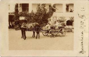 1910 Baracháza, Barateaz, Calugarus, Baraczháza; kislányok lovaskocsin a kastély udvarán / girls in horse cart on the courtyard of the castle. photo