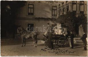 1905 Zabola, Zabala; Gróf Mikes kastély udvara, hölgyek lovaskocsin, komornyikok / castles courtyard, ladies in horse cart, butlers. photo (EK)