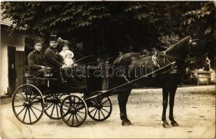 Trencsénteplic, Trencianske Teplice; katona és családja lovaskocsiban / soldier and his family in horse cart. photo (EK)