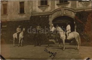 1931 Nemesmogyoród, Zemianske Lieskové (Melcsicmogyoród, Melcice-Lieskové); Zsámbokréty-kastély Kiszsámbokréten, lovasok / horse riders in front of the castle. photo (EK)
